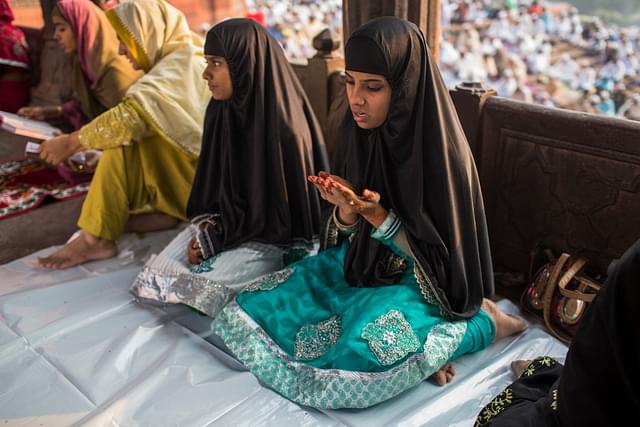 Muslim Women Praying (Daniel Berehulak)