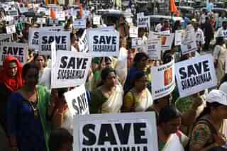 Members of Navi Mumbai Malyali Samaj protest against Supreme Court’s Sabarimala verdict in Navi Mumbai. (Bachchan Kumar/Hindustan Times via GettyImages)&nbsp;
