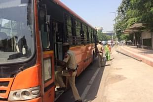 Delhi police conducting random inspection at buses on route 544 (@DCPSouthDelhi/Twitter)
