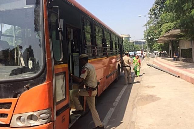 Delhi police conducting random inspection at buses on route 544 (@DCPSouthDelhi/Twitter)