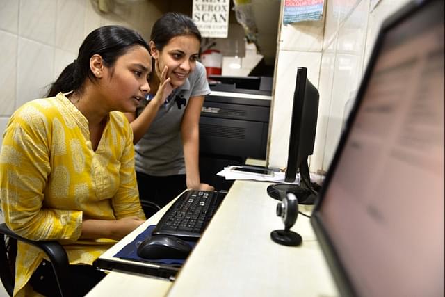 CBSE Students Checking&nbsp; Results (Sanchit Khanna/Hindustan Times)&nbsp;