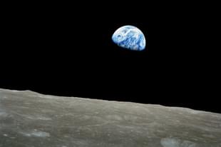 Earth rise (Wikimedia Commons) 