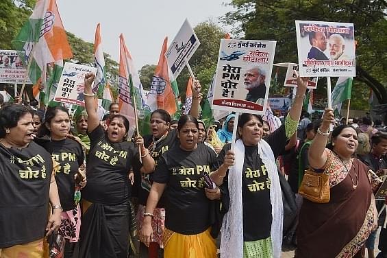  India’s Congress party workers shout slogans as they hold placards during a protest against the Rafale fighter jet deal, in Mumbai on September 27, 2018 (Photo by INDRANIL MUKHERJEE/AFP/Getty Images)