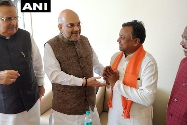Chhattisgarh CM Dr Raman Singh And BJP president Amit Shah welcoming Ram Dayal Uike into the party fold. (Picture Credits: twitter.com/ANI)
