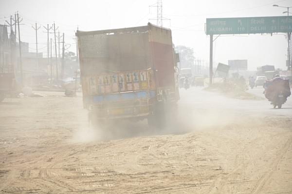 A view of Lal Kuan area engulfed in dust near NH24 on 30 October in Ghaziabad. (Sakib Ali/Hindustan Times via Getty Images)