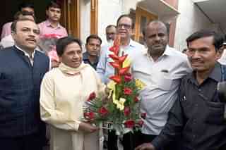  H D Kumaraswamy being welcomed by BSP Chief Mayawati at her residence in Tyagraj Marg in New Delhi. (Burhaan Kinu/Hindustan Times via Getty Images)