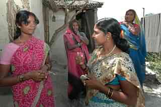 ASHA educating a woman in Bihar. (Priyanka Parashar/Mint via Getty Images)