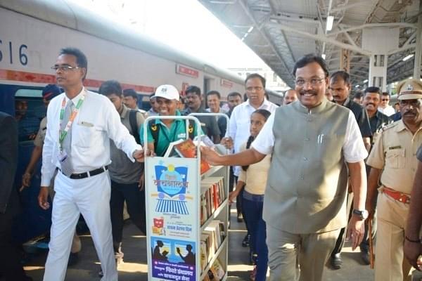 Maharashtra Education Minister Vinod Tawde with the mobile library (@TawdeVinod/Twitter)