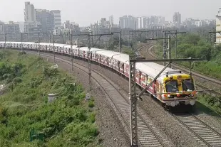 Mumbai Local in action (@MahiHerambha/Twitter)