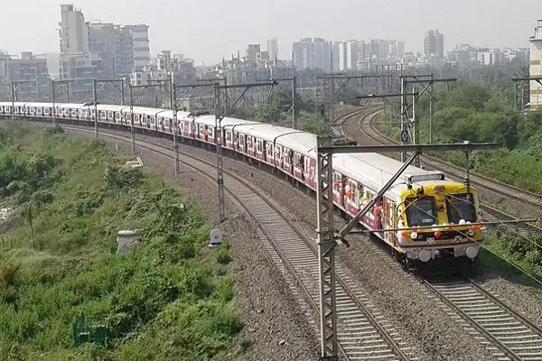 Mumbai Local in action (@MahiHerambha/Twitter)