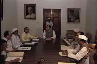 Former prime minister Rajiv Gandhi during a meeting with Congress party leaders. (GettyImages)
