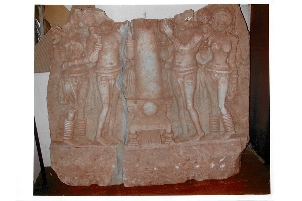 “Robber offering photos”