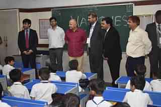 Delhi Education Minister Manish Sisodia in a class (@benchmarking_ed/Twitter)