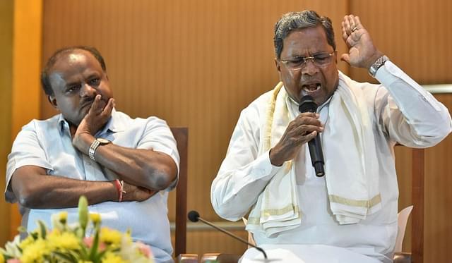 Former chief minister of Karnataka Siddaramaiah (R) and the Chief Minister of Karnataka, H D Kumarswamy (L) (Photo by Arijit Sen/Hindustan Times via Getty Images)
