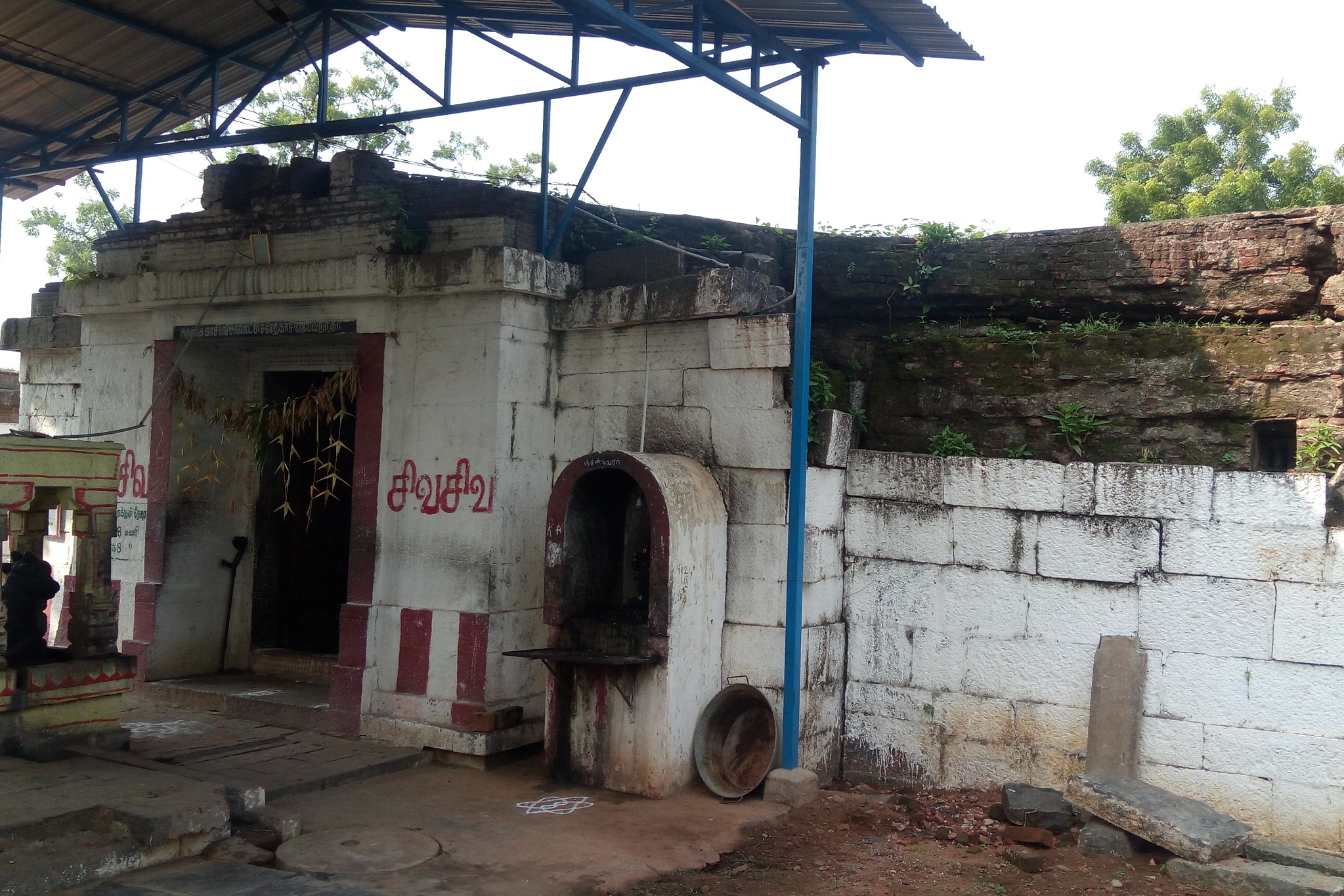 The entrance of the Kasi Viswanathar Temple at Pappanchatram near Kanchipuram