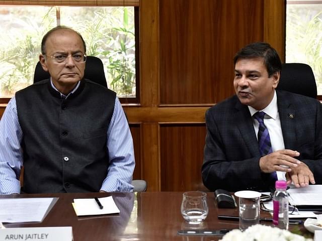Finance Minister Arun Jaitley and RBI Governor Urjit Patel. (Mohd Zakir/Hindustan Times via Getty Images)