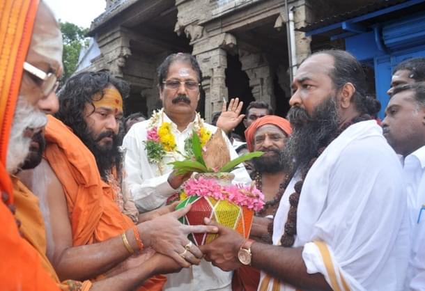 Dr Krishnaswamy, a Devendrakula Vellala leader, accorded ‘purnakumbha’ respect at Pushkarani at Thirunelveli, which happens every 140 years. (Twitter)