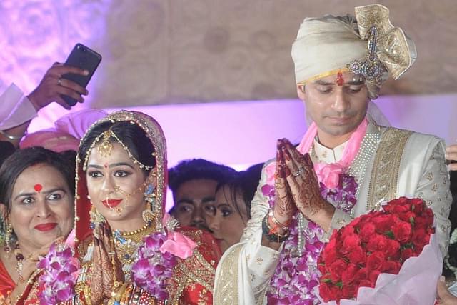 Tej Pratap Yadav and Aishwarya Rai during their wedding (pic via Twitter)