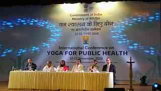 )Union MoS (I/C), Ministry of AYUSH, Shripad Yesso Naik with  Sri Sri Ravi Shankar, Founder, Art of Living at the international conference on Yoga for Public Health at Panaji on Nov.12, 2018 (Image courtesy of twitter.com/shripadynaik)