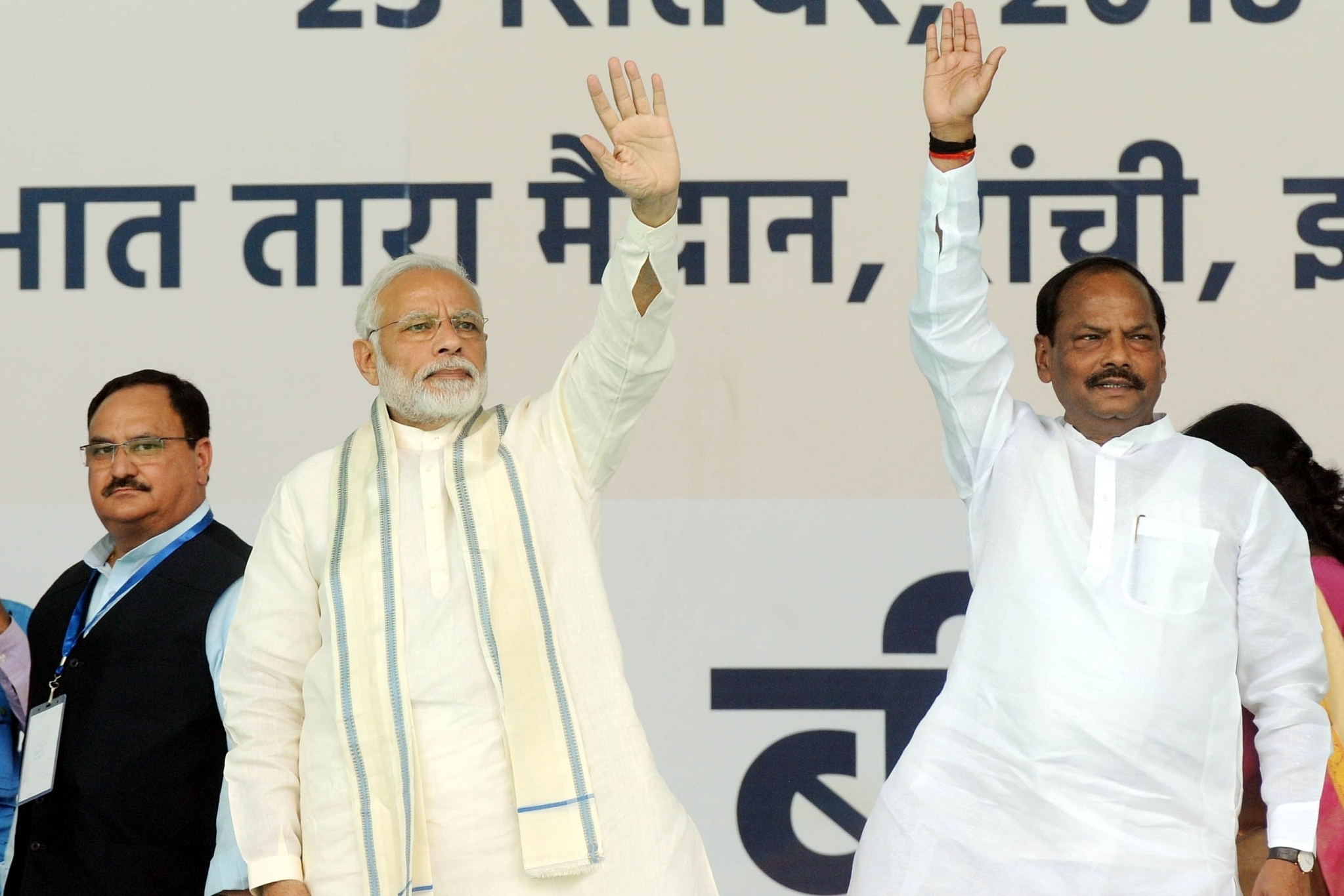 Prime Minister Narendra Modi(C) and Jharkhand chief minister Raghubar Das (R) (Photo by Parwaz Khan/Hindustan Times via Getty Images)&nbsp;