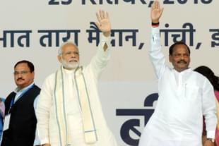 Prime Minister Narendra Modi(C) and Jharkhand chief minister Raghubar Das (R) (Photo by Parwaz Khan/Hindustan Times via Getty Images) 