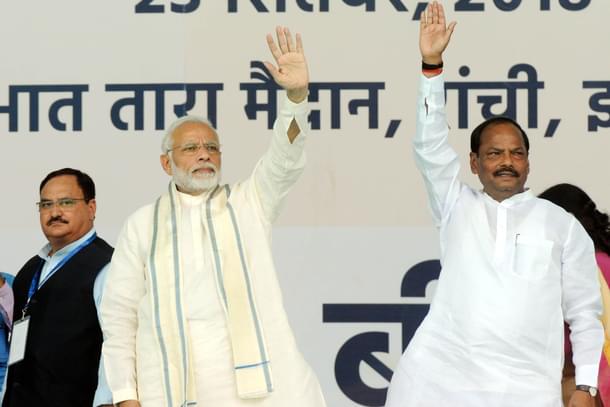 Prime Minister Narendra Modi(C) and Jharkhand chief minister Raghubar Das (R) (Photo by Parwaz Khan/Hindustan Times via Getty Images) 