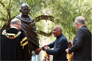 Indian President Ram Nath Kovind prepares to place a wreath of flowers on to a Gandhi Statue at Jubilee Park, Parramatta, in Sydney, Australia. (Mark Metcalfe - Pool/Getty Images)
