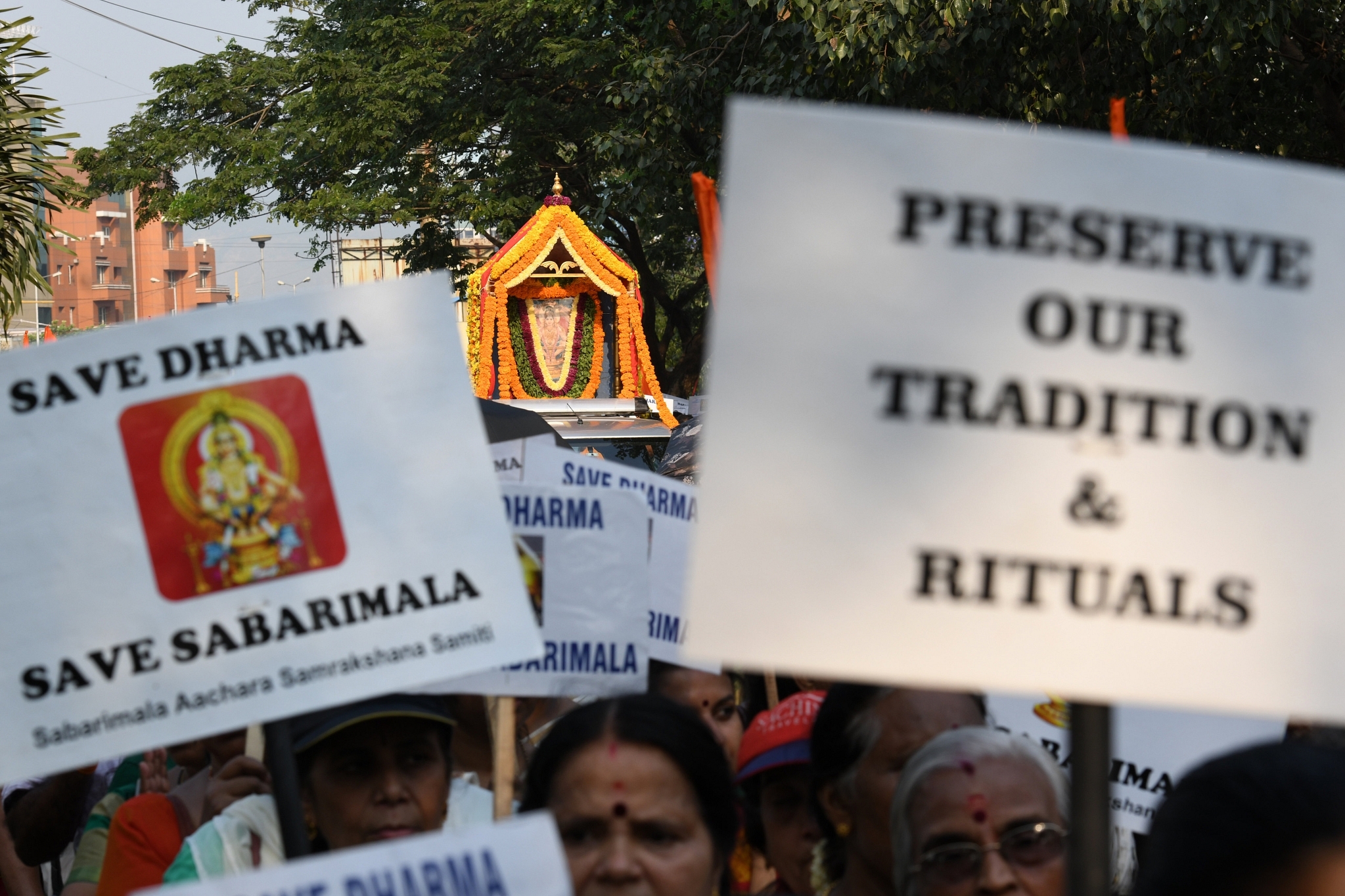 Members of Navi Mumbai Malayali Samaj protest against Supreme Court verdict of allowing women to enter Sabarimala Temple in Kerala. (Bachchan Kumar/Hindustan Times via GettyImages)&nbsp;