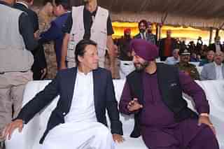 Pakistan PM Imran Khan and Congress Minister Navjot Singh Sidhu (@zartaj_gul1/Twitter)