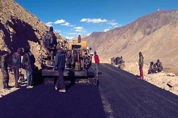 Road topping by BRO at Leh- Chalunka road Under Project Himank (Photo Courtesy : BRO)