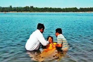 Woman getting baptised in India, Representative Image (@scottcasas/Twitter)