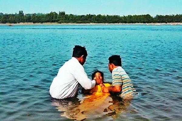 Woman getting baptised in India, Representative Image (@scottcasas/Twitter)