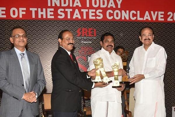 Tamil Nadu CM Edappadi K Palaniswami accepting an award on behalf of the state (Picture Credits- Facebook/Edappadi K Palaniswami)