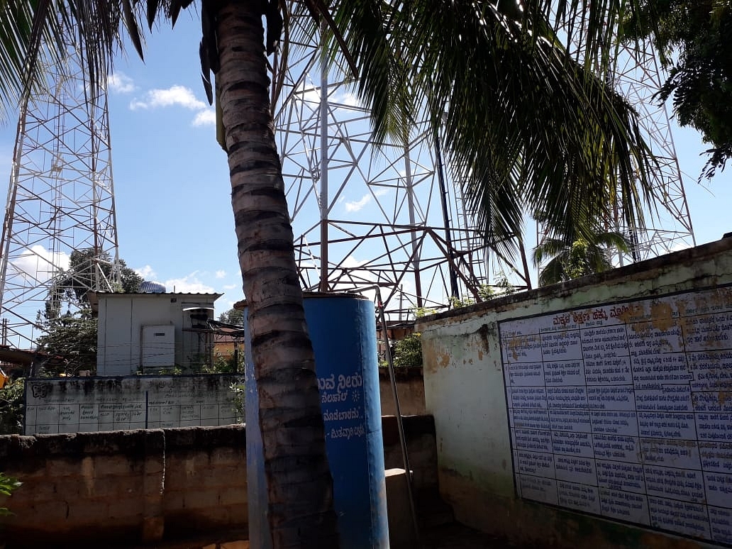 A mobile tower near a primary school in Nelahalu village, Tumakuru. (File photo)