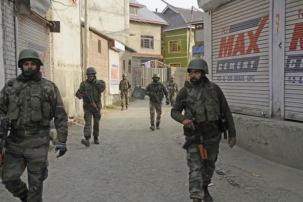 Army soldiers near an Encounter site on the outskirts of Srinagar. (Waseem Andrabi/Hindustan Times via Getty Images) 