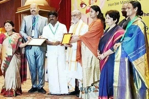 Health Minister C Vijayabaskar receives the award for Tamil Nadu Health Department at the ninth annual National Organ Day. (picture via twitter page of Minister C Vijayabaskar)