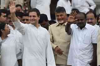 Congress President Rahul Gandhi with the new Chief Minister Kumarswamy (Arijit Sen/Hindustan Times via Getty Images)