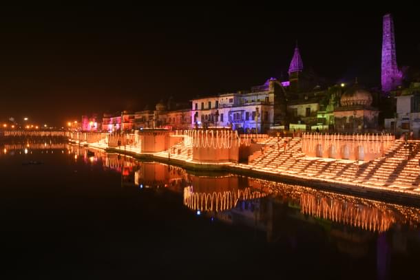 On the occasion of Chhoti Diwali, 1.7 lakhs earthen Diyas illuminated at majestic ghats of Ayodhya. (Deepak Gupta/Hindustan Times via Getty Images) 