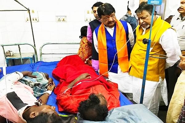 BJP leaders Kailash Vijayvargiya and Mukul Roy visiting the victims at the local hospital in Shantipur. (Pic via Twitter)