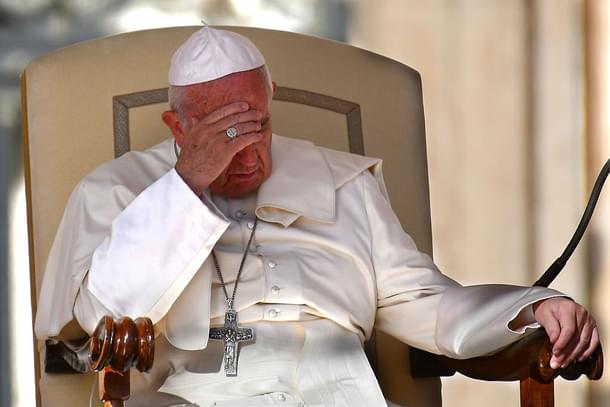 Pope Francis prays during his general audience in St Peter’s square at the Vatican on October 5, 2016. / AFP / VINCENZO PINTO (Photo by VINCENZO PINTO/AFP/Getty Images)