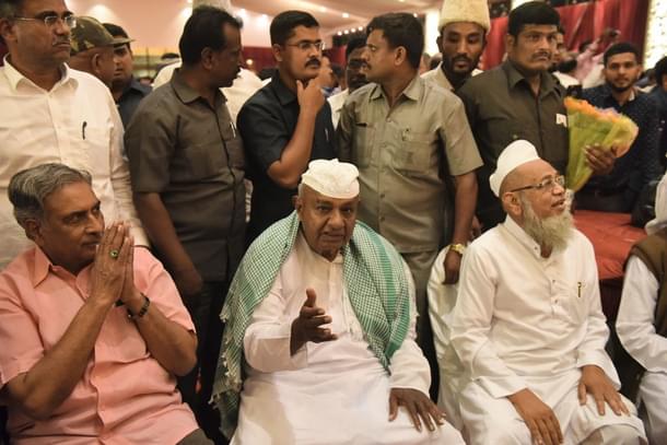 Former Prime Minister of India and Janata Dal (Secular) National President HD Deve Gowda with party leader Basavraj Horatti (Arijit Sen/Hindustan Times via Getty Images)