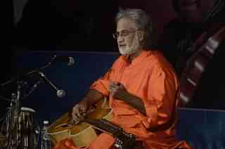 Pandit Vishwa Mohan Bhat plays Mohan veena at an event in Pune. (Ravindra Joshi/Hindustan Times via Getty Images)&nbsp;