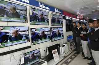 People watching TV at a store in New Delhi. (Photo by Vipin Kumar/Hindustan Times via Getty Images)