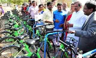 Minister KJ George inaugurates a Public Bicycle Sharing system at Sanjaya Nagar in Bengaluru. (Image courtesy of twitter.com/thekjgeorge)