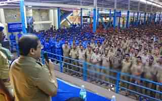 A top police official in Kerala  addresses the police force at Sabarimala (Travancore Devaswom Board/Twitter)