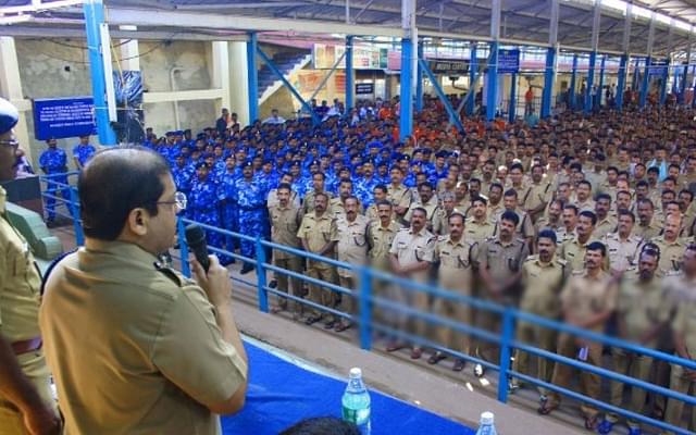 A top police official in Kerala  addressing the police force at Sabarimala (Travancore Devaswom Board/Twitter)
