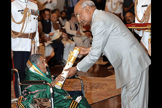  Sulagitti Narasamma receiving the Padma Shri from President Kovind (@rashtrapatibhvn/Twitter)