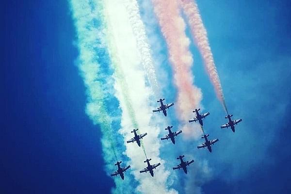 Suryakiran Aerobatic Team in its full glory (@Suryakiran_IAF/Twitter)
