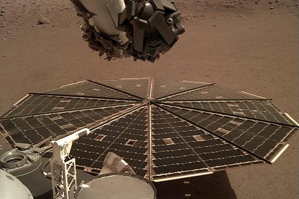 NASA’s InSight lander on Mars (@NASAInSight/Twitter)