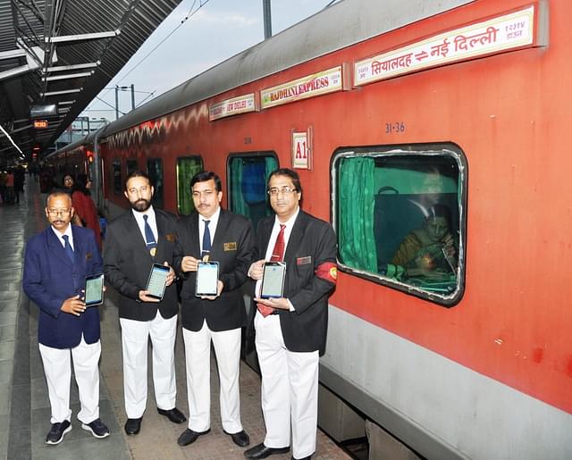 TTEs hold Hand Held Terminals (HHT) for the Sealdah – New Delhi Rajdhani Express. (Image courtesy of twitter.com/EasternRailway)